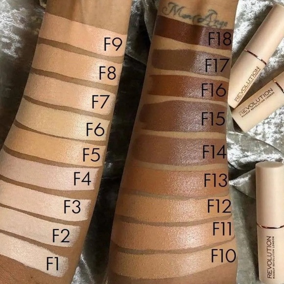 F2 | Revolution Fast Base Stick Foundation - Full Coverage - Picture 4 of 6